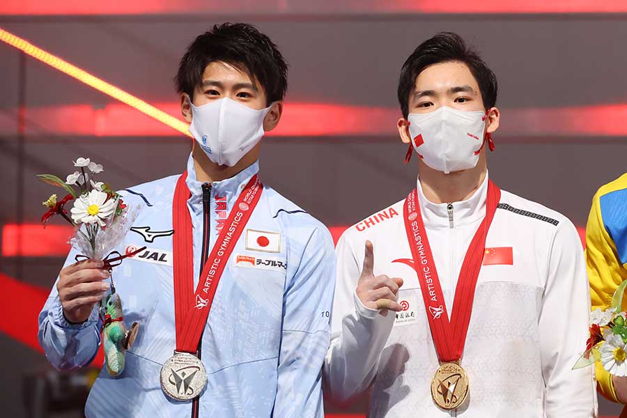 体操の世界選手権で2位だった橋本大輝（左）と優勝した中国の張博恒【写真：アフロスポーツ】