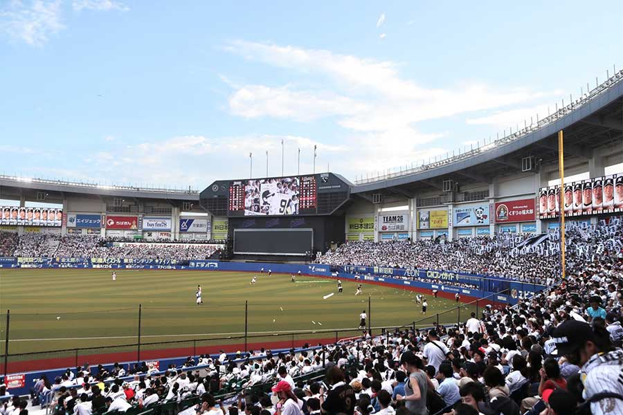 2019年福浦の引退試合で白く染まったZOZOマリン【写真：球団提供】