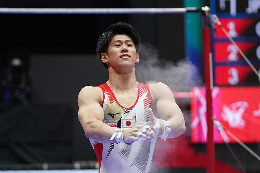 世界体操・男子鉄棒で銀メダルを獲得した橋本大輝【写真：アフロスポーツ】