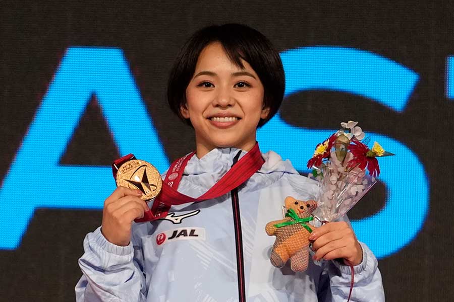 世界体操・女子種目別床運動で優勝した村上茉愛【写真：AP】