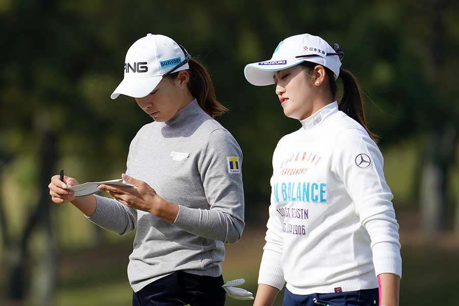 同組で回った稲見萌寧（右）と渋野日向子【写真：Getty Images】