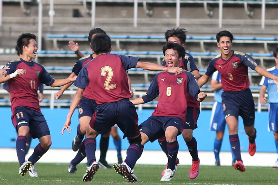 ロングスローの流れから先制点を奪い喜ぶ相洋の選手たち【写真：平野貴也】