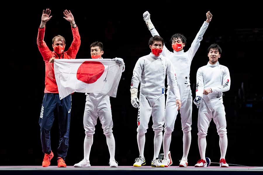 東京五輪で金メダルを獲得したフェンシング男子エペ団体の宇山賢さん（右から2人目）【写真：Getty Images】