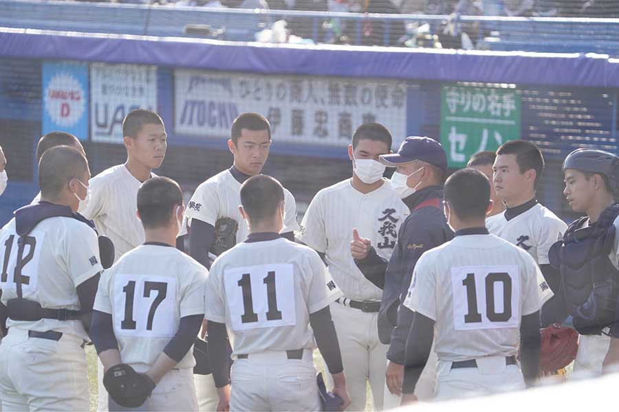 円陣を作った選手に声をかける国学院久我山・尾崎監督【写真：荒川祐史】