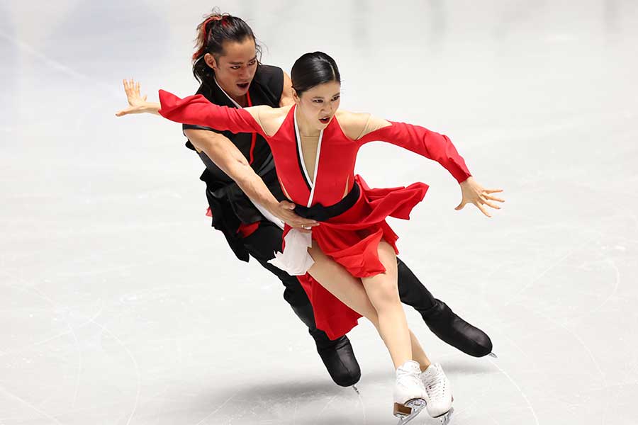 NHK杯でリズムダンス、フリーダンス、合計全てで日本歴代最高得点を記録した村元哉中（手前）と高橋大輔【写真：Getty Images】