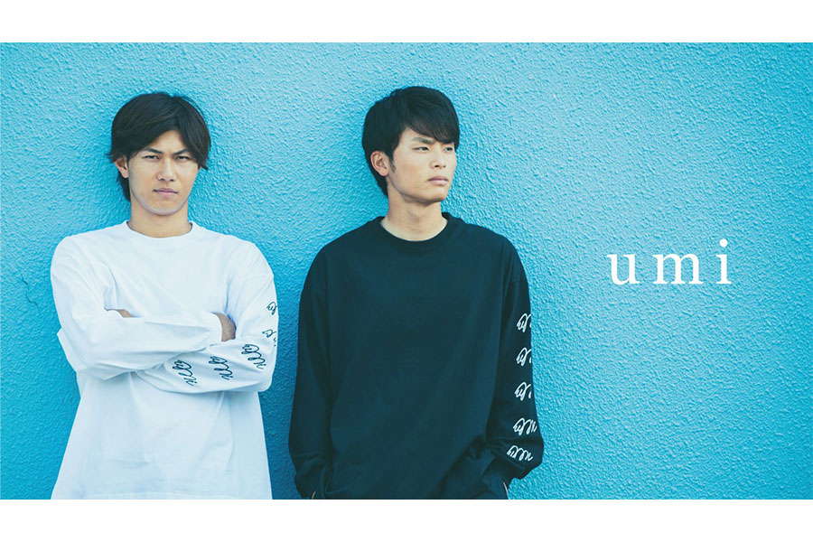 「umi」の袖プリントBIG LS TEEを着用したロッテ藤原（左）と和田【写真：球団提供】