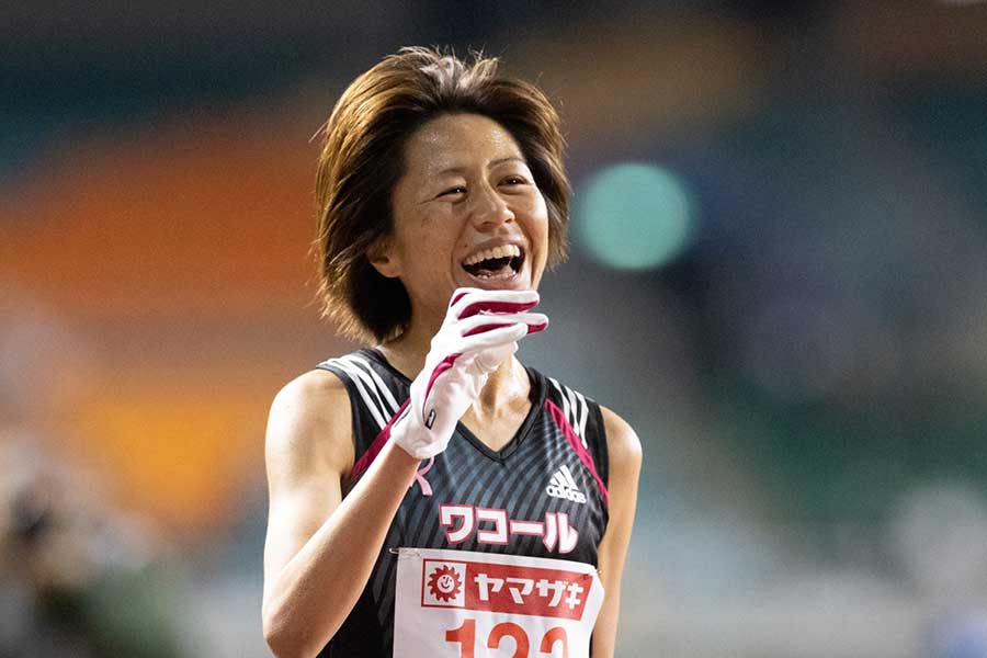 日本選手権のフィニッシュ直後、万雷の拍手を受けた福士加代子は笑っていた【写真：奥井隆史】