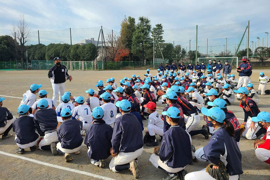 野球教室で小学生に指導したロッテ井口監督【写真：球団提供】