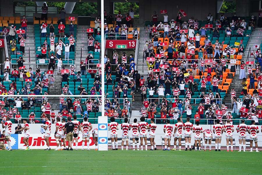 6月12日、W杯以来の試合を終え、スタンドに挨拶する日本代表【写真：編集部】