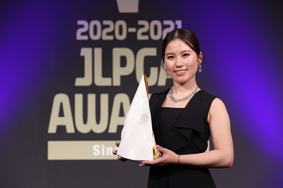 表彰式に出席し、“Beauty of the Year”を受賞した西村優菜【写真：Getty Images】