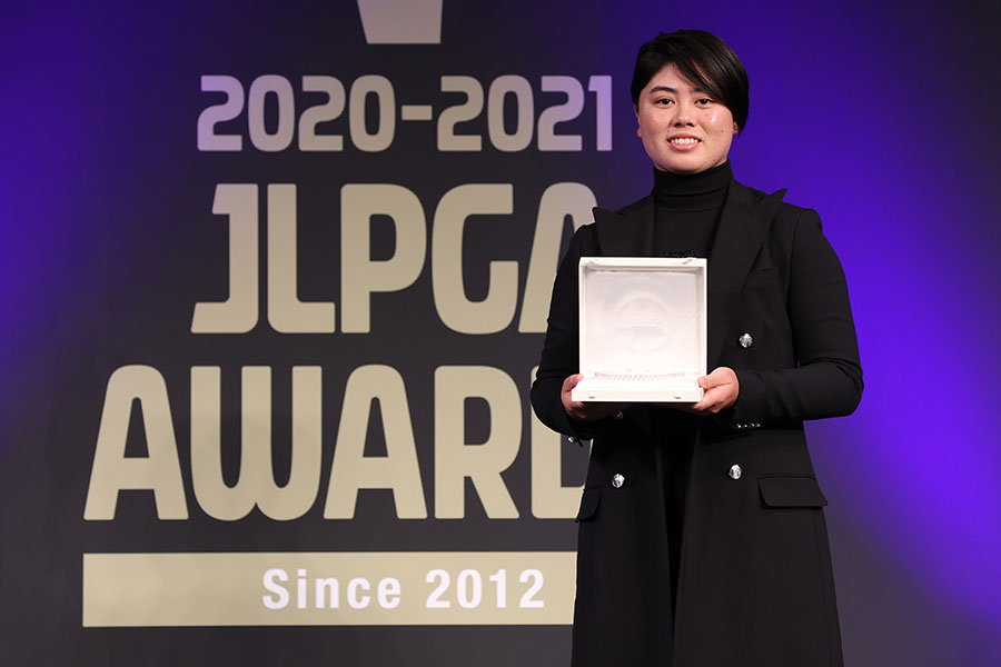 表彰式に出席し、「JLPGA輝き賞」を受賞した笹生優花【写真：Getty Images】