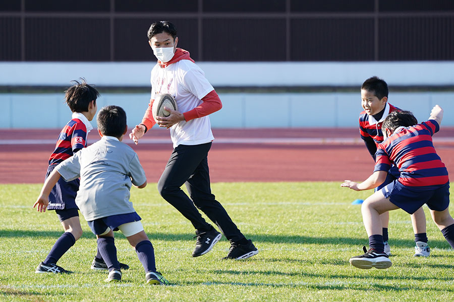 11日江戸川区陸上競技場で「One Rugbyにトライ」が開催され、廣瀬俊朗さんが小中学生と様々なラグビーを体験した【写真：荒川祐史】