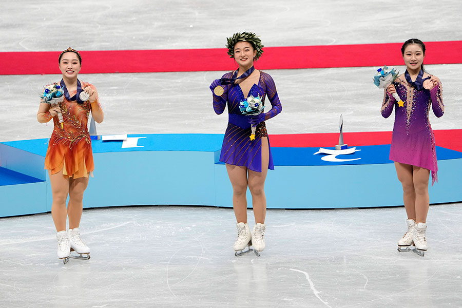 全日本選手権でメダルを獲得した（左から）樋口新葉、坂本花織、河辺愛菜【写真：AP】