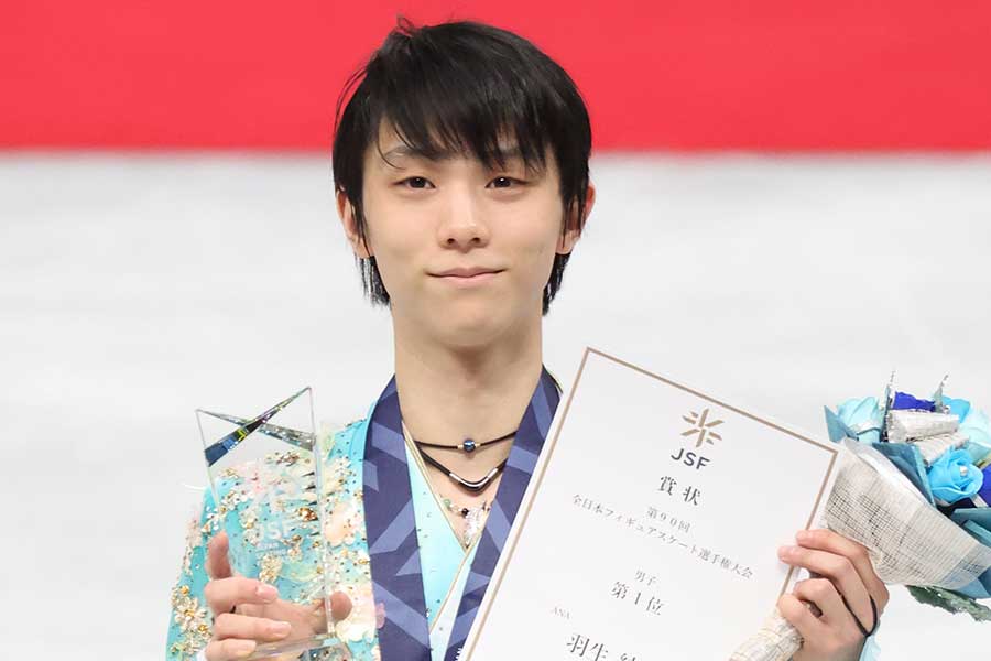 全日本選手権で6度目の優勝を決め、金メダルを首にかける羽生結弦【写真：Getty Images】