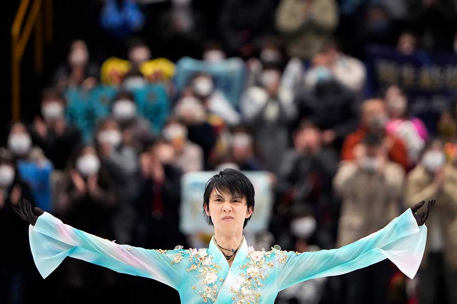フィギュアスケート男子・全日本選手権でフリープログラムの演技を終え、観客から拍手が送られる羽生結弦【写真：AP】
