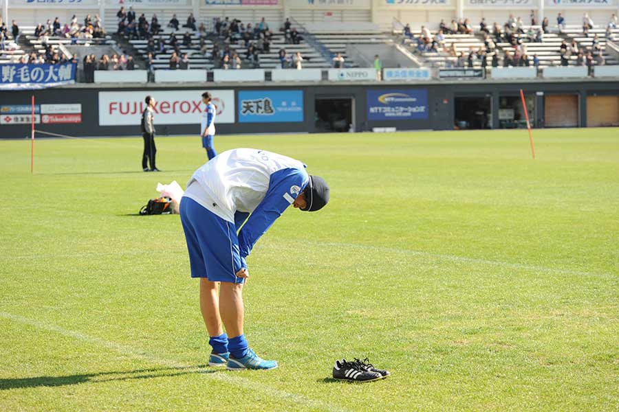 マリノス最後の練習を終え、いつものようにピッチに頭を下げる松田さん【写真：伊藤充宏】