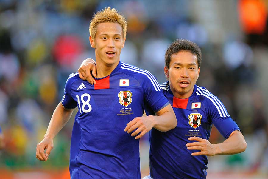 2010年南アフリカW杯で日本のベスト16入りに貢献した本田圭佑（左）と長友佑都【写真：Getty Images】