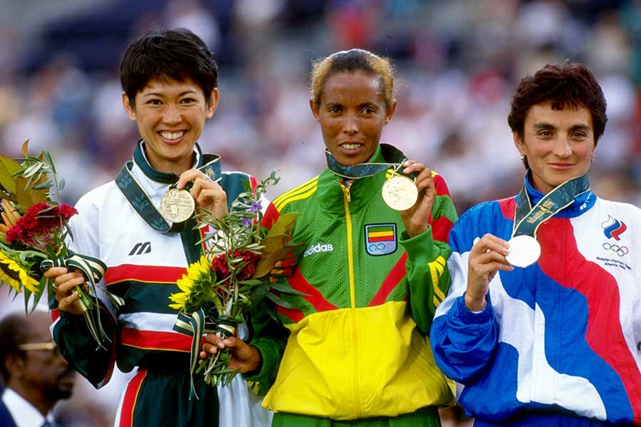 1996年、アトランタ五輪女子マラソンで銅メダルを獲得し、笑顔を浮かべる現役時代の有森裕子さん（左）【写真：Getty Images】