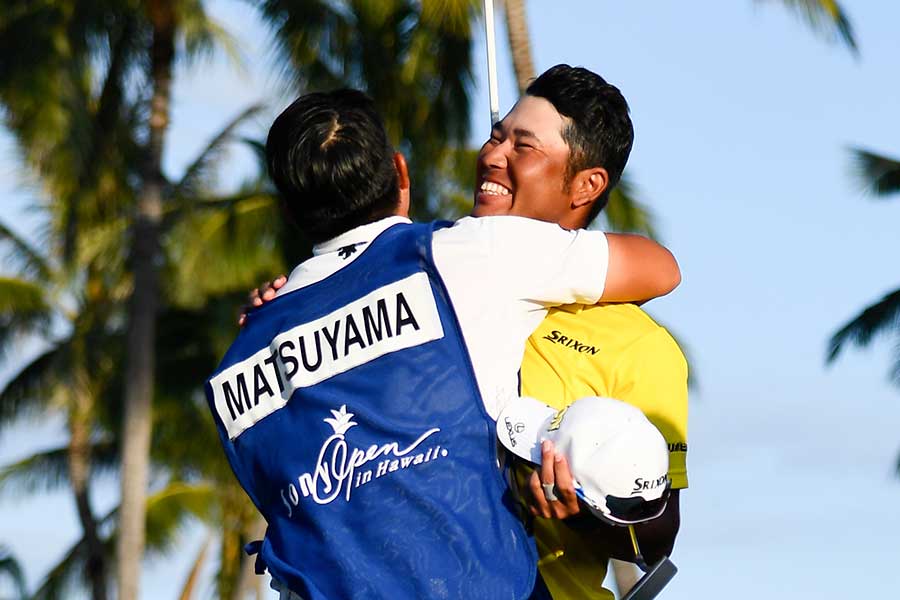 アジア人最多勝記録に並ぶ米ツアー通算8勝目をあげ、キャディーと抱き合った松山英樹【写真：Getty Images】