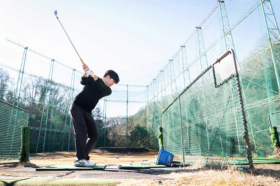 八王子国際キャンパス内にあるゴルフ練習場。定位置の“緑のマットの打席”では数え切れないほどスイングを重ねた【写真：南しずか】