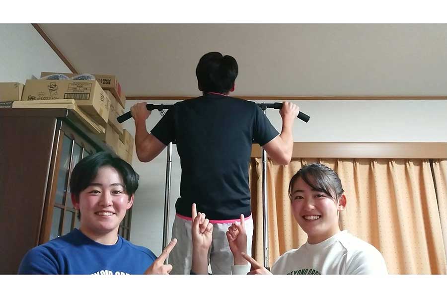 自宅に設置した器具を使用してトレーニングを行う岩井光太。オフは例年、地元でトレーニングを行っていると話す