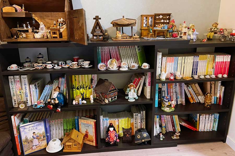 田中の自宅本棚、これでもごく一部でおおよそ500冊ほど所有しているという【写真：本人提供】