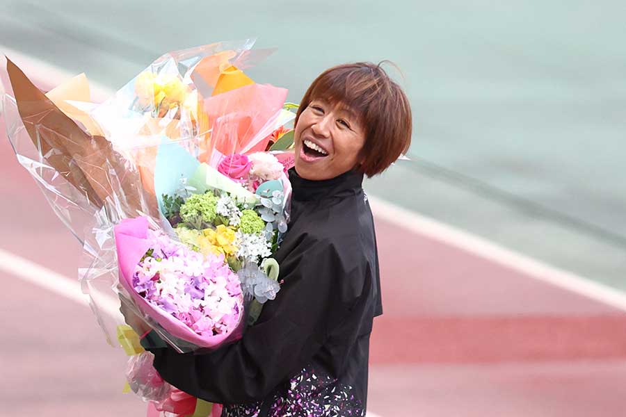 引退セレモニーで抱えきれないほどの花束を受け取った福士加代子【写真：西村尚己/アフロスポーツ】