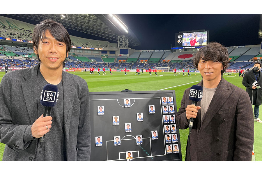 「試合直前プレマッチコンテンツ」に登場した中村憲剛さん（左）と佐藤寿人さん【写真：DAZN提供】