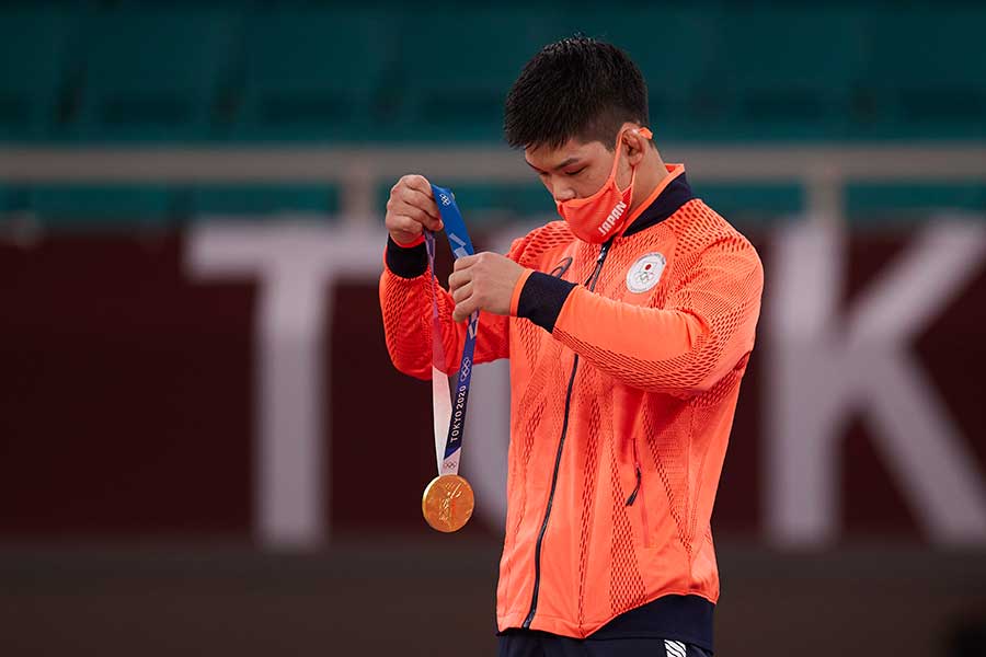 東京五輪で獲得した金メダルを表彰式を眺める大野【写真：Getty Images】