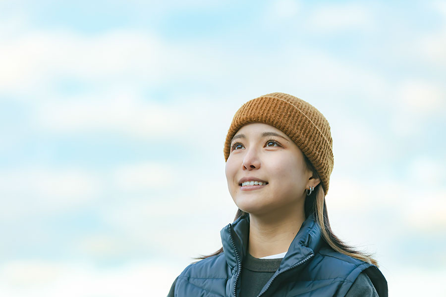 秋の青空を見上げる高梨沙羅。さわやかな笑顔を切り取った【写真：(C)SARA TAKANASHI Photo BY Yasuyuki Ohashi】