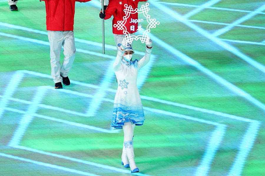 北京五輪開会式で先導したプラカード女性【写真：Getty Images】