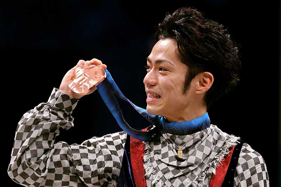 表彰台で銅メダルを掲げる高橋大輔【写真：Getty Images】