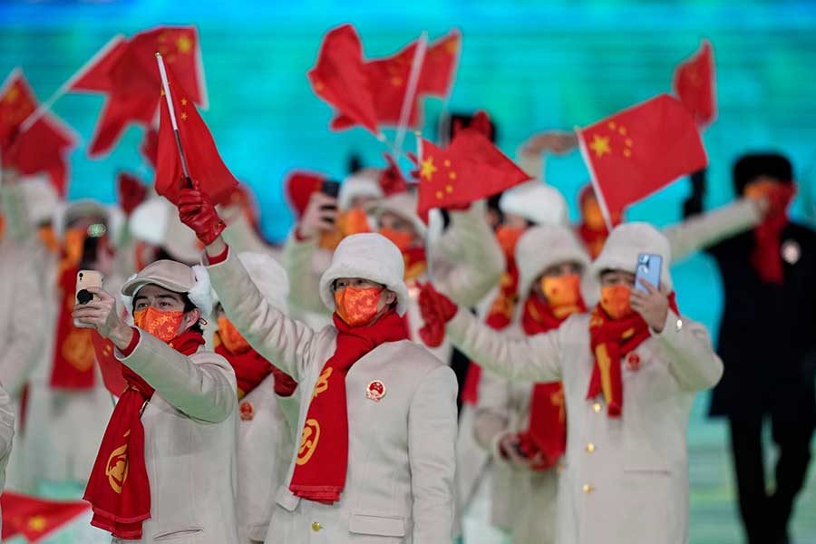 北京五輪の開会式で入場行進する中国選手団【写真：AP】