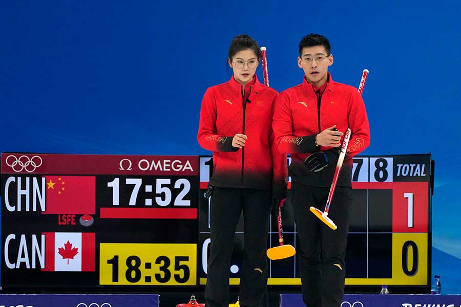 中国のカーリング混合ダブルス代表、ファン・スーユェン（左）とリン・チー【写真：AP】