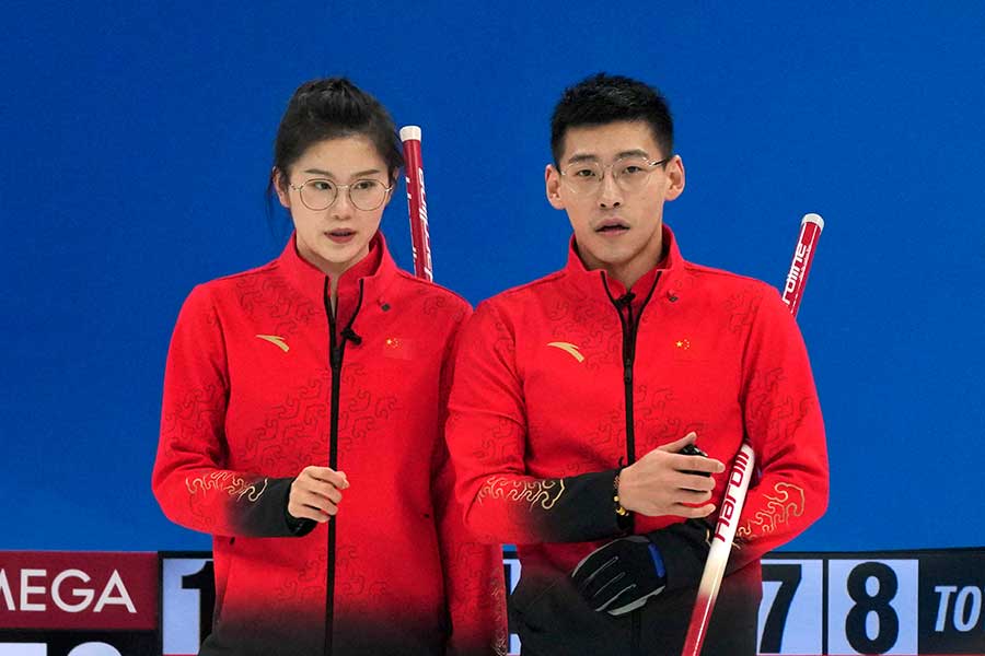 北京五輪・カーリング混合ダブルス中国代表のファン・スーユェン（左）とリン・チー【写真：AP】