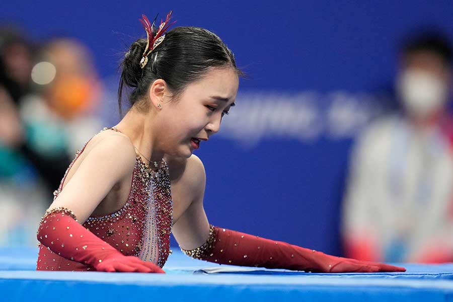 フィギュアスケート団体戦、女子フリー演技後に涙を浮かべる中国のジュ・イー【写真：AP】