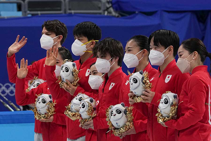 フィギュアスケート団体戦、初の銅メダルを獲得した日本代表【写真：AP】