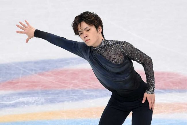 お茶目な宇野昌磨 後輩 鍵山優真の撮影に 写り込み 海外和む 24歳でキュート The Answer