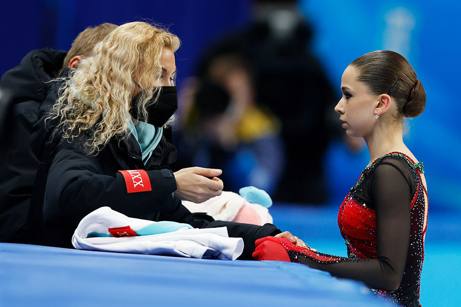 北京五輪金メダル候補のワリエワ（右）とコーチのトゥトベリーゼ氏【写真：Getty Images】