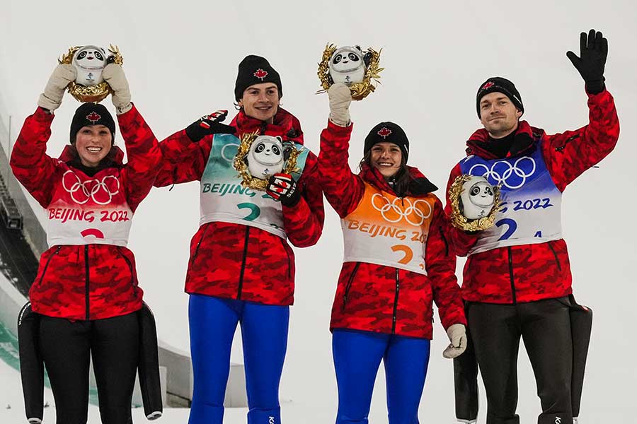 ジャンプ混合団体で銅メダル獲得をチームメイトと喜ぶアビゲイル・ストレート（右から2番目）【写真：AP】