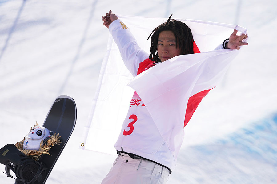 北京五輪スノーボード男子ハーフパイプ決勝で金メダルを獲得した平野歩夢【写真：AP】