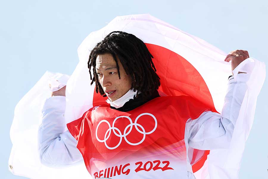 北京五輪スノーボード男子ハーフパイプ決勝で金メダルを獲得した平野歩夢【写真：Getty Images】