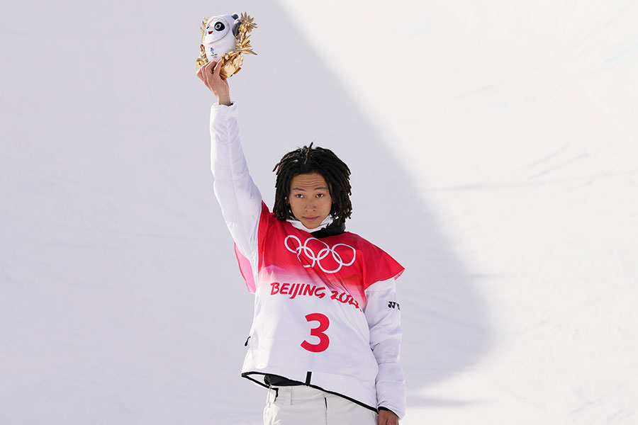 北京五輪スノーボード男子ハーフパイプ決勝で金メダルを獲得した平野歩夢【写真：AP】