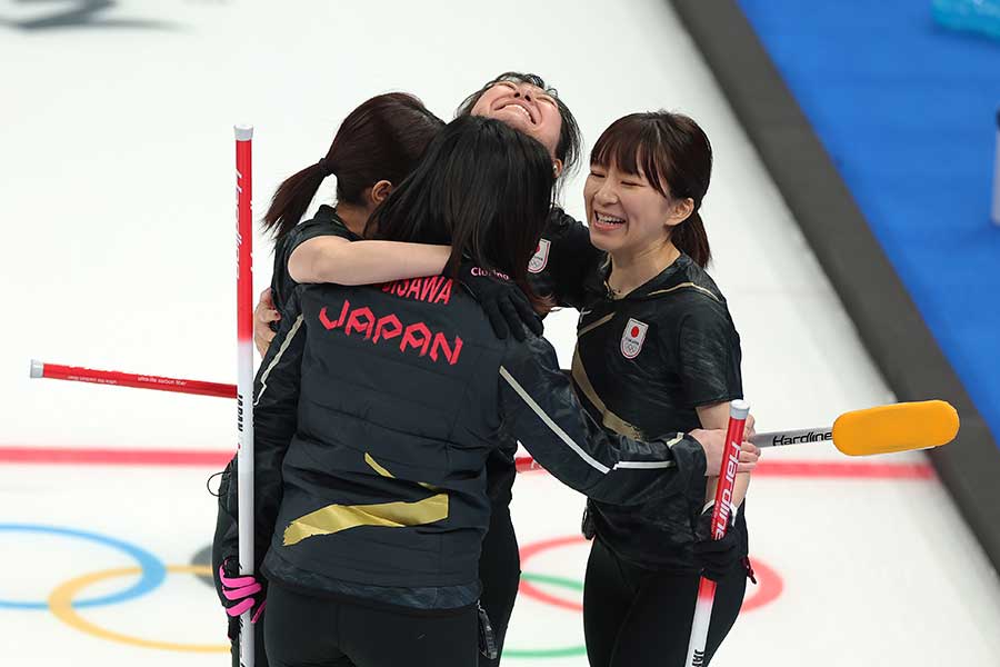 カーリング女子1次リーグデンマーク戦、逆転勝ちに大喜びするロコ・ソラーレ【写真：Getty Images】