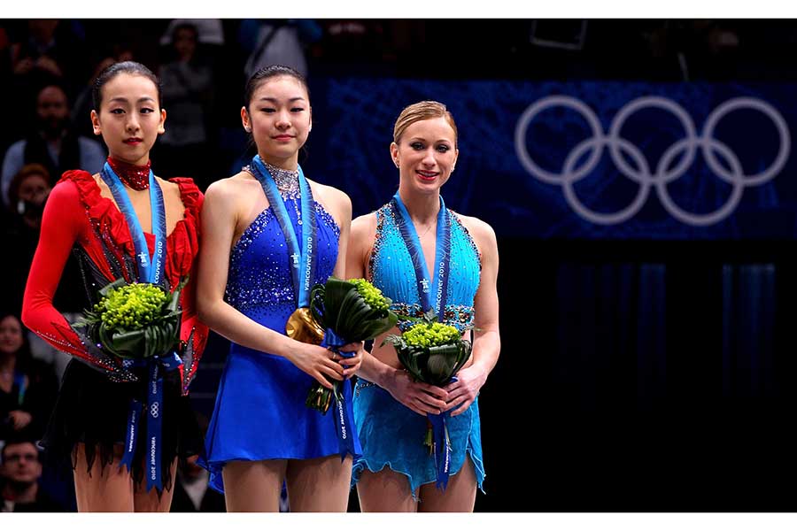 2010年バンクーバー五輪女子シングル、銀メダルを獲得した浅田真央（左）と金メダルのキム・ヨナ（中央）【写真：Getty Images】