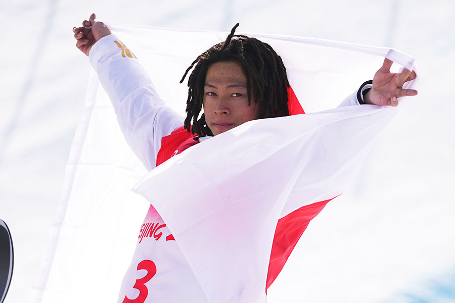 スノーボード男子ハーフパイプで金メダルを獲得した平野歩夢【写真：AP】