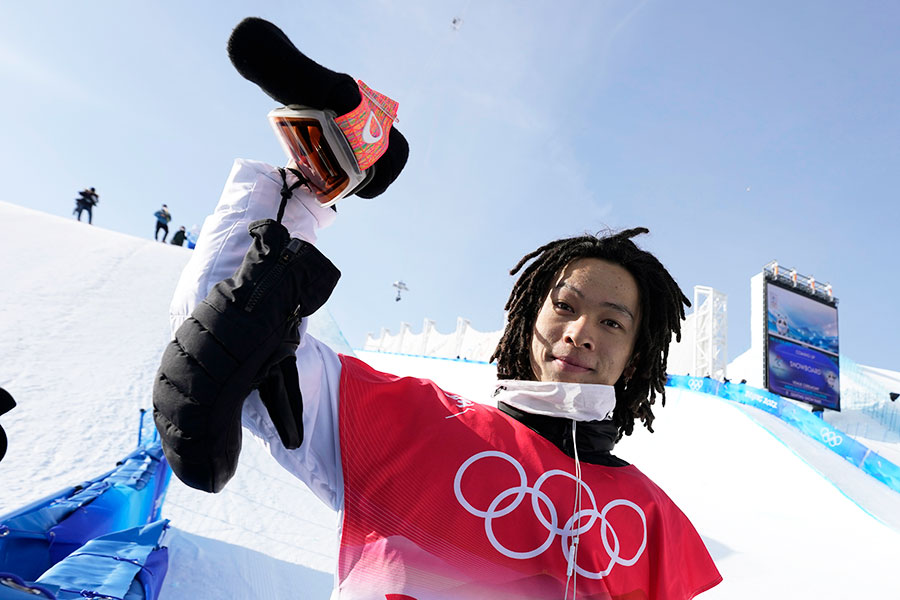 スノーボード男子ハーフパイプで金メダルを獲得した平野歩夢【写真：AP】