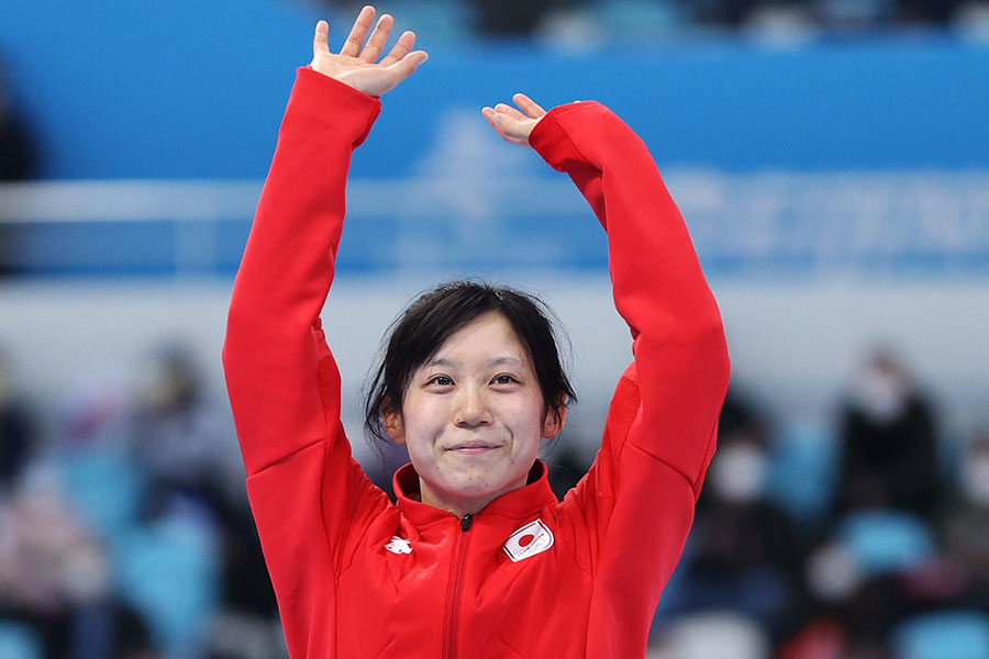 スピードスケート女子500メートルで銀メダルを獲得し、表彰台に上がる高木美帆【写真：Getty Images】