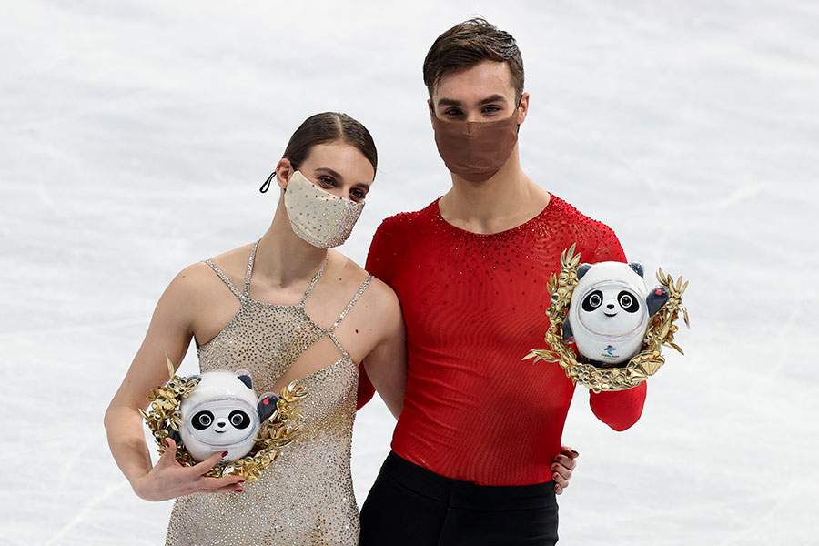 アイスダンスで金メダルを獲得したガブリエラ・パパダキス、ギヨーム・シゼロン組のマスクが話題に【写真：Getty Images】