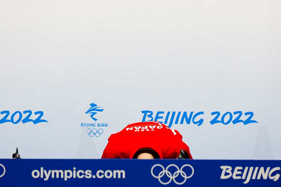 14日の会見で体が隠れるほど深くお辞儀をする羽生結弦【写真：Getty Images】